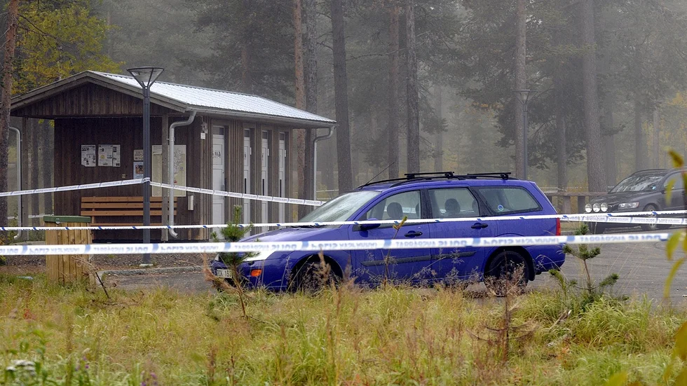 Carolin Stenvalls bil innanför polisens avspärrningar vid parkeringen på rastplatsen Stenbron vid E10 utanför Gällivare. 