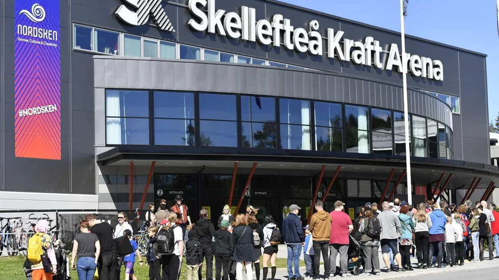 Så här ringlade sig kön utanför Skellefteå Kraft Arena under spelfestivalens första dag.