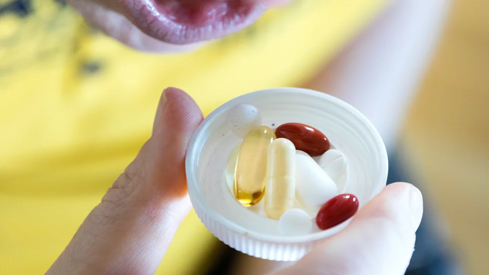 Genom att öppna och tömma ut innehållet i kapslarna lyckades någon stjäla mediciner från två äldre.