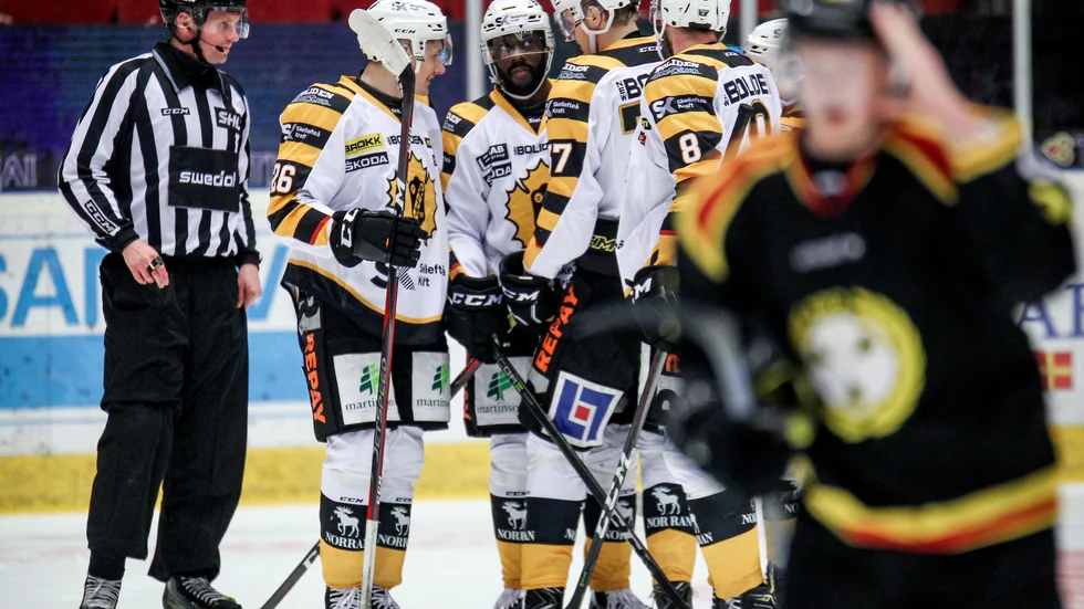 Edwin Hedberg gratuleras av lagkamrater efter ett av sina två mål mot Brynäs.