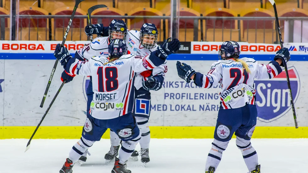 Linköpingsjubel efter 0-1 av Lara Stalder under damernas sm-slutspel i ishockey final 2 i bäst av 3 mellan Luleå HF och Linköping HC på Coop Norrbotten Arena.