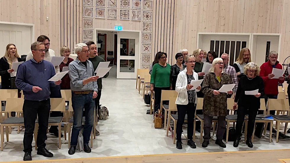 Motala Kammarkör sjunger specialskrivet till Mjölby gymnasiums informationsfilm. Upphovsmannen, Per Bodelius, till vänster.