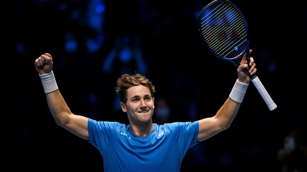 Casper Ruud firar segern i ATP-slutspelet.