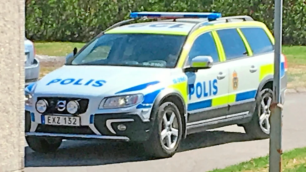 Två personer anhålls misstänkta för stöld av båtdelar under söndagen i Enköping.