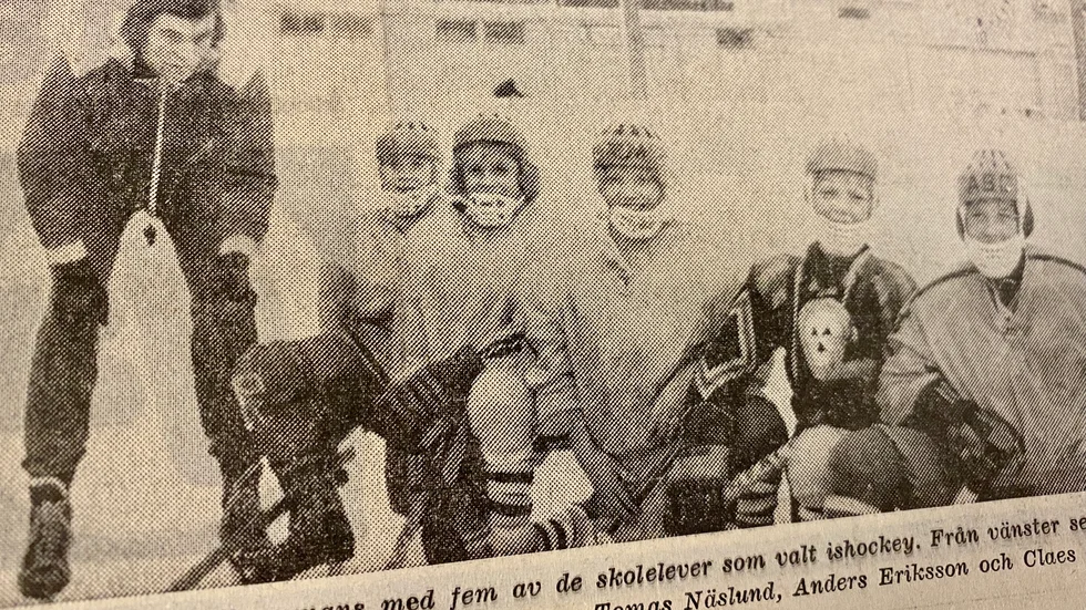 Ledaren Tomas Frisö tillsammans med några av de elever som valt ishockey på idrottsdagen i Flen 1971.