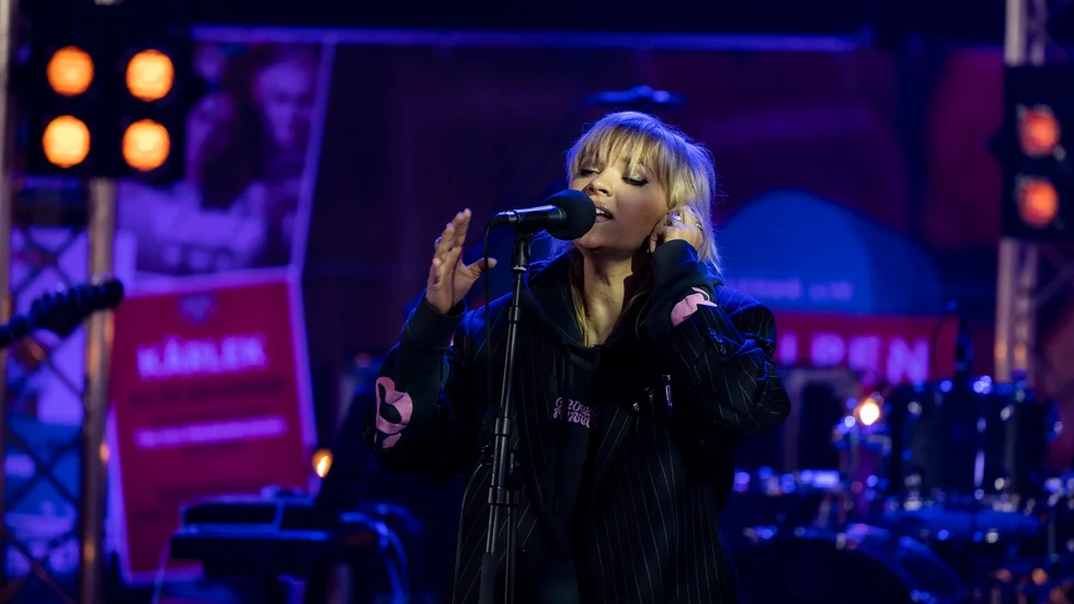 Tove Styrke under hennes spelning förra året på Musikhjälpen.