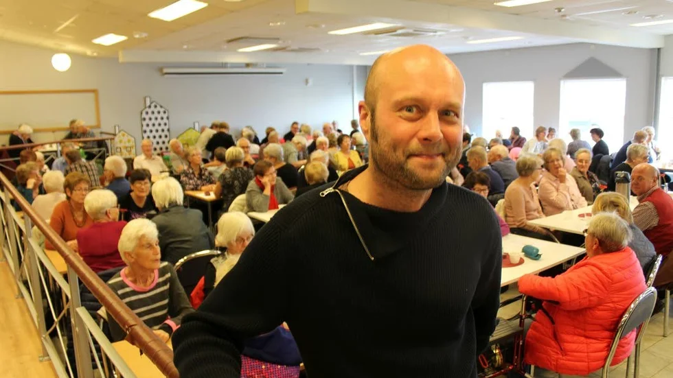 Jesper Forsberg, ordförande i Faik-bandyn, gästade PRO Finspångs senaste mötet, för att försöka värva pensionärer som funktionärer i vinter.