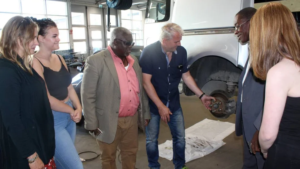 Rektorerna Dennis Toe och Nathan F. Mahteh fick se hur arbetet fungerar i verkstadslokalerna under sin rundvandring på Bergska gymnasiet.