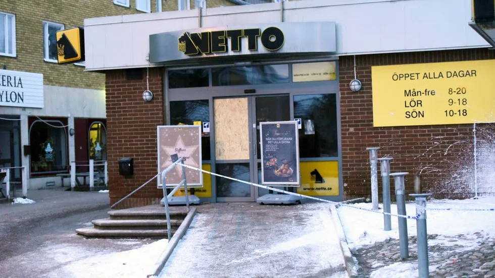 Nyöppnar i vår. Nettobutiken eldhärjades kraftigt invändigt och renoveras just nu. Den 26 april öppnar butiken igen.