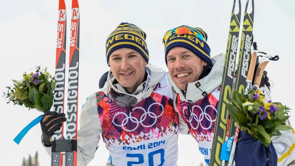 Silver. Det blev det för Teodor Peterson och Emil Jönsson efter att ryssarna Maksim Vylegzjanin och Nikita Kriukov blev diskade. Men i helgen fick ryssarna tillbaka silvermedaljerna sedan IOK upphävt livstidsavstängningarna. Och Peterson/Jönsson var trea igen… "Fyra år har alltså gått och jag tror fortfarande inte sista ordet är sagt i dopningscirkusen. Därmed kan vi räkna med att tidigast 2022 kan de slutliga prislistorna från Pyeongchang vara klara", skriver Kenneth Thapper.