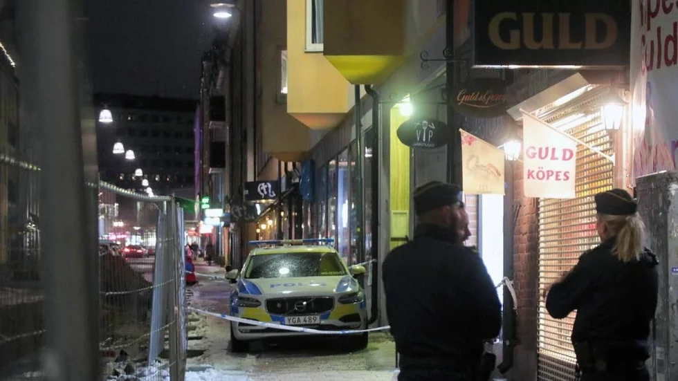 Hotade. Rånarna ska ha hotat personalen med tillhyggen och sedan ha gett sig av i en svart äldre Volvo. Nu sitter tre personer häktade för det grova rånet.