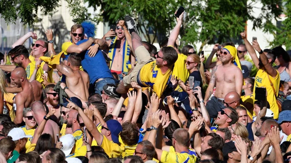 "Veckorna av euforisk fotbollsyra är värd begrundan: vad hände med oss människor?  Pessimistiska åsikter omvandlades till positiva, saknaden efter Zlatan minskade", skirver krönikör Jenny Ekenlie.
