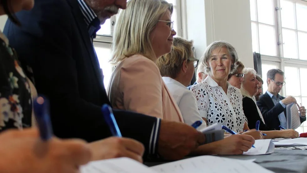 Samarbete. Samtliga östgötakommuner och regionen skrev under torsdagen under en gemensam folkhälsodeklaration. "Vi har enats om tio punkter ochbörjar med arbetet med den som rör utsatta områden", säger Anita Jernberger (L), ordförande i regionutvecklingsnämnden.
