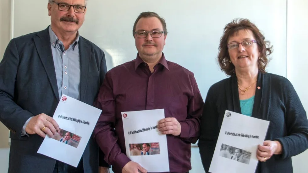 Laddade. Startbilden för Socialdemokraternas valkampanj 2018. Från vänster Kenneth Johansson, valledare, Christian Karlsson, ordförande för Socialdemokraterna i Söderköping och Pia Dingsten, vice valledare.