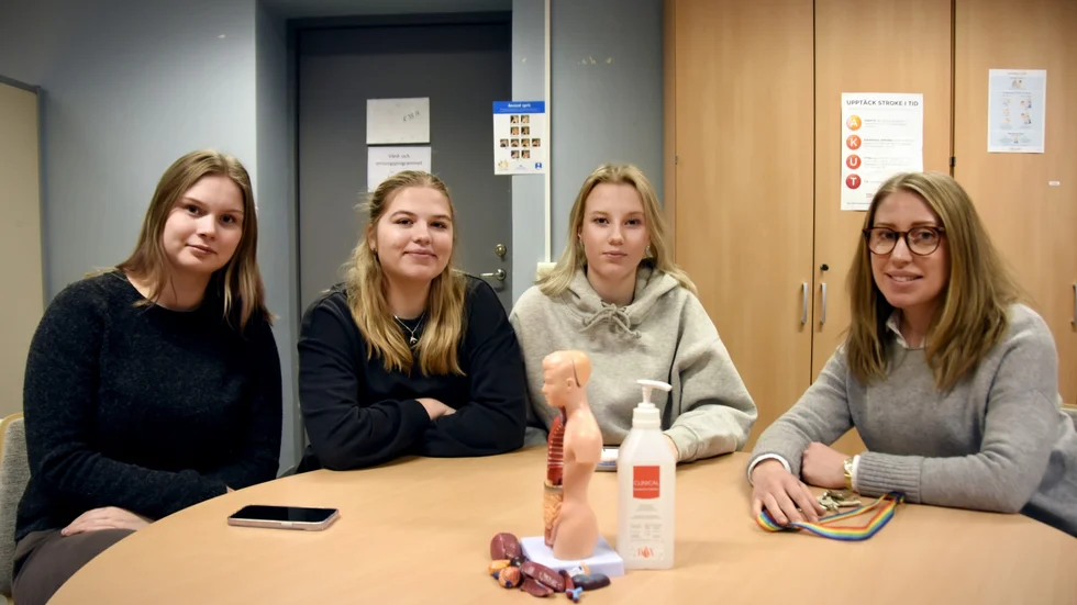 Eleverna Emma Byström, Emilia Mattsson och Emma Åhrling tillsammans med gymnasieläraren Ida Olsson, som sedan flera år tillbaka arbetar med temat "heder" i undervisningen. 