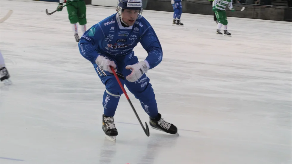 IFK Motalas Viktor Hulthammar går till attack i första halvlek mot Västerås SK.