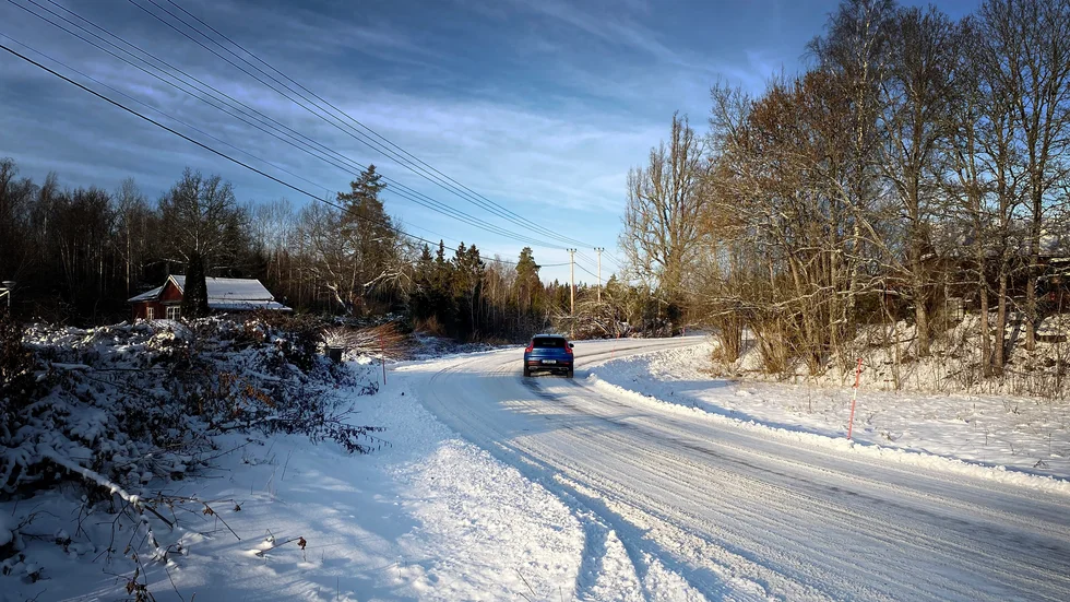 Hastighetsbegränsningen mellan Kvistagran och Karö bro är 70 kilometer i timmen. Men kommunen och boende i området vill att den sänks till 50 kilometer i timmen.