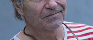 ”Kanske skall jag börja röka istället. Det är ju också ett slags sysselsättning.”