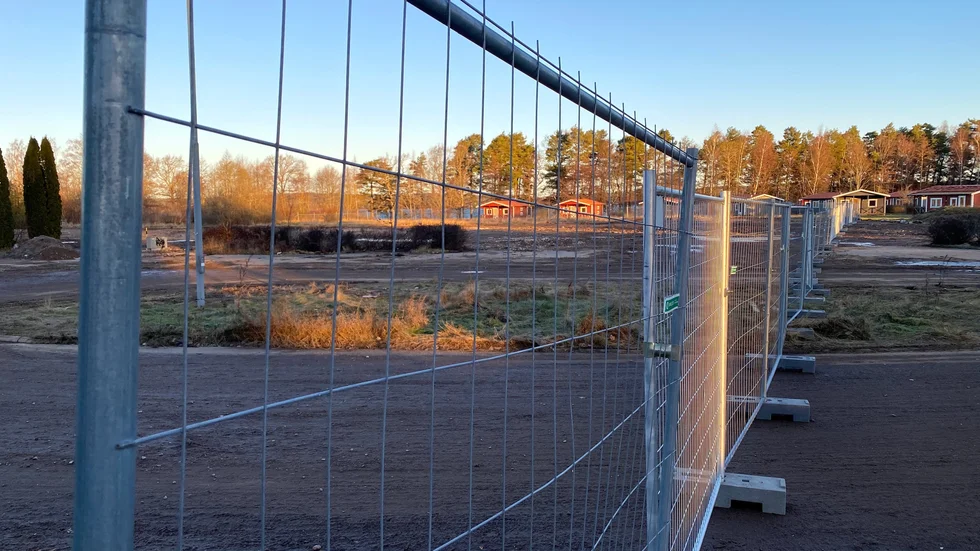 Stängsel hägnar in området där Folkets Park och Mariebergsbadet tidigare låg.