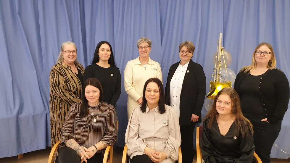 Fem undersköterskor avslutade nyligen sin utbildning på Hultsfred lärcenter. Bakre raden från vänster: Jenny Larsson Granath (lärare), Alexandra Riquelme, Marjan Van Loon (lärare), Gunilla Wahlgren och Rebecca Holmberg (lärare). Främre raden från vänster: Cecilia Thuresson, Felice Einarsson och Erica Adolfsson.