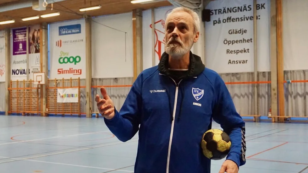  "Parahandboll är handboll för den som lever med en funktionsnedsättning som gör att hen inte kan delta i traditionell handboll på lika villkor", skriver Svenska handbollförbundet. På bild syns Anders Back, handbollstränare i IFK Strängnäs.