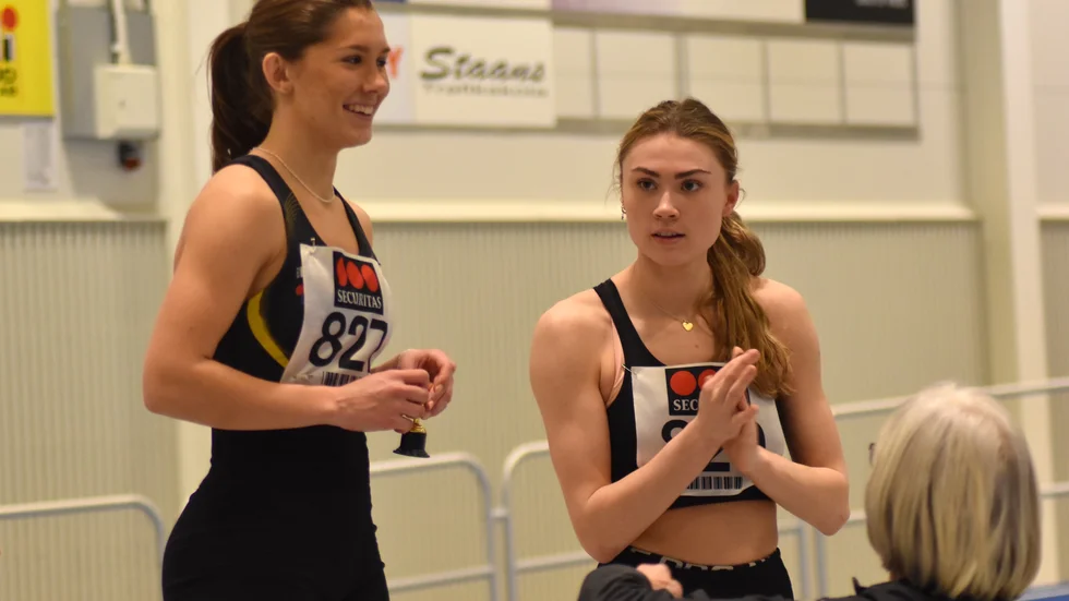 Fia Viklund (t v) och Ally Robertsson Holmberg visade klass i Florahallen.