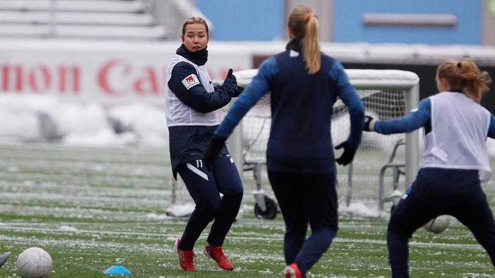 Anfallaren Emma Engström och de andra i United gjorde sitt första gemensamma träningspass för året under måndagen. 