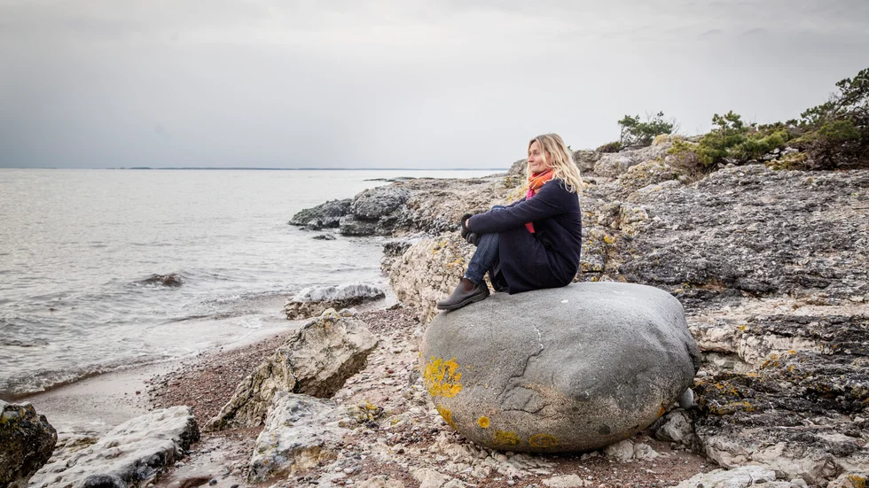 Cecilia Mellberg har gjort havet till sitt. I själva verket ÄR hon havet, i det finns alla känslor och stämningar. Att vandra längs kusten hjälpte henne att komma tillbaka till sig själv efter en särdeles "rymdfärd".