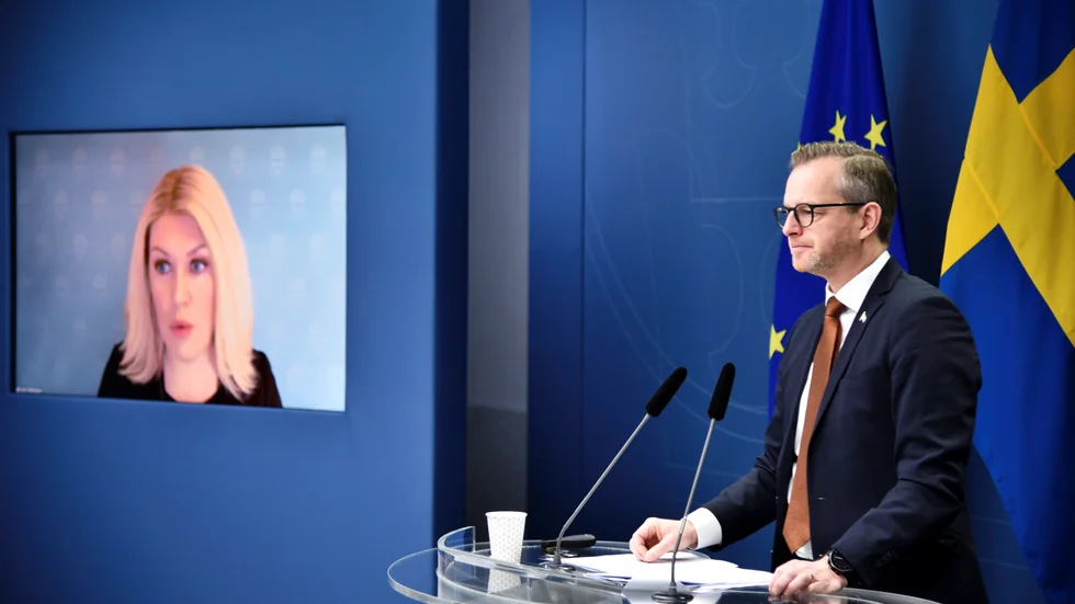 Socialminister Lena Hallengren (S) och finansminister Mikael Damberg (S) presenterar coronarelaterade stödåtgärder vid en pressträff i Rosenbad.