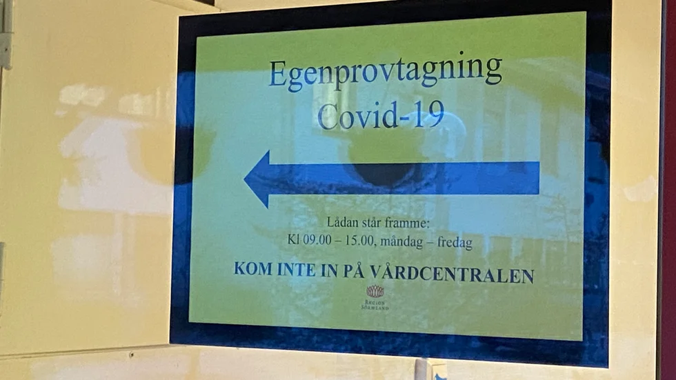 Utanför Gnesta vårdcentral finns nu en obemannad testlåda.