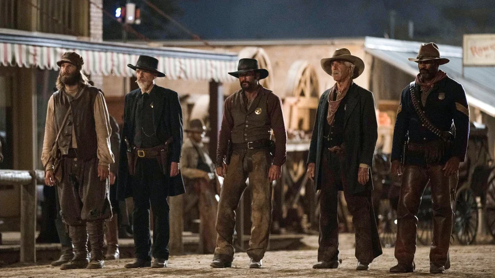 Tim McGraw (mitten) spelar en av huvudrollerna i tv-serien "1883" på Paramount Plus. Pressbild.