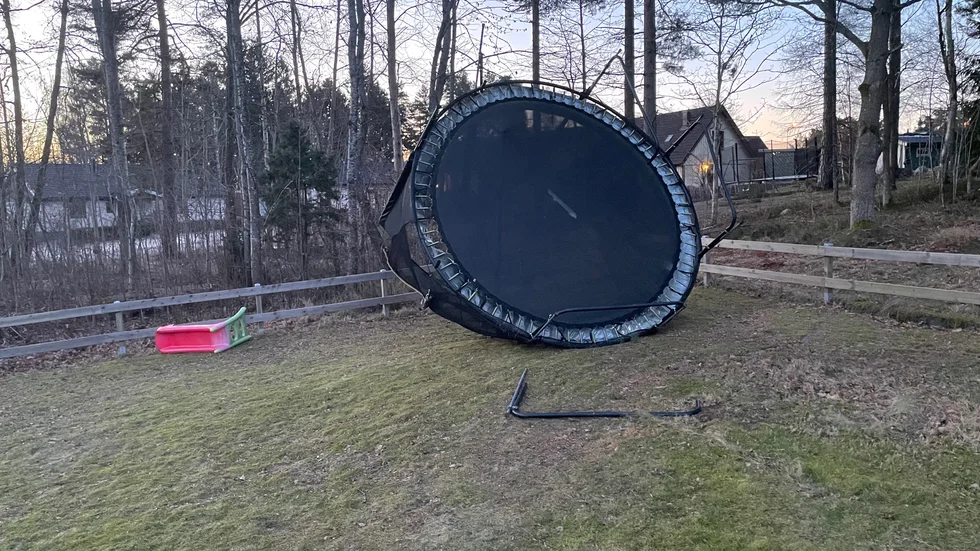 Så här såg det ut i trädgården när en familj i Örbäcken vaknade upp i morse.
