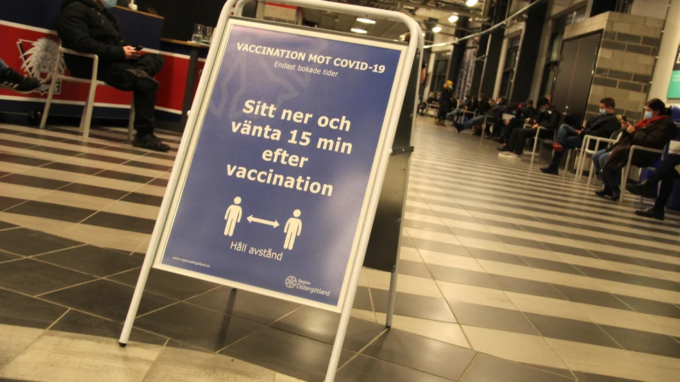 Vaccinering på gång i Saab arena i Linköping.