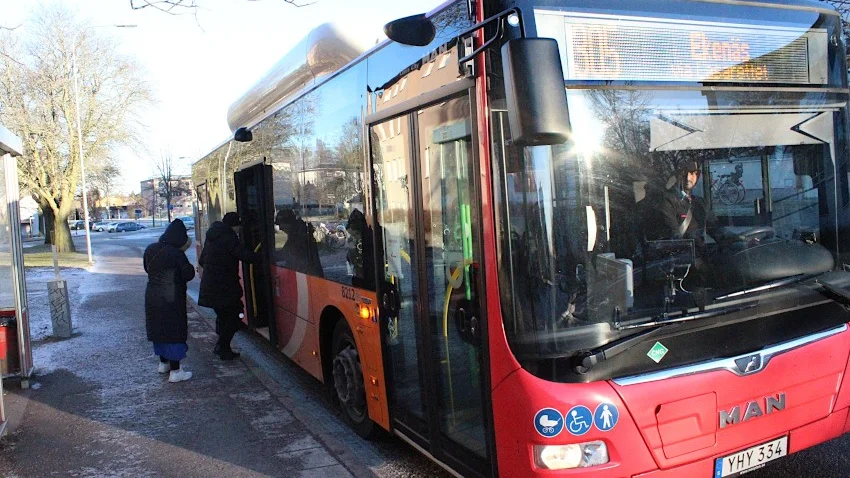 Mariann Månsson först att kliva på 305:an i riktning mot lasarettet och vidare mot Motala centrum.