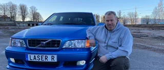 Ronnie hyllar sin bil genom regplåten: "Rolig grej och så sticker man ut"