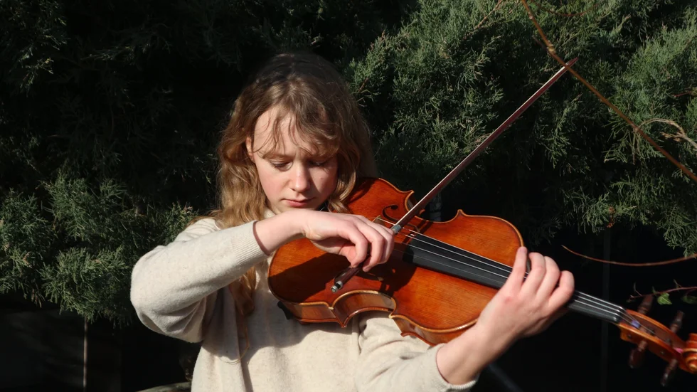 Alva Rasmussen från Nyköping spelar med Filharmoniska sällskapet i "Violan i fokus".