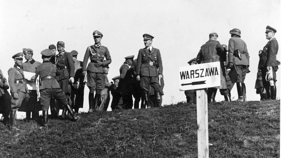 Tyskar med Hitler i spetsen i Polen 1939.