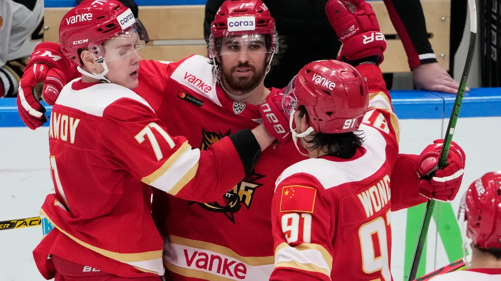 Jake Chelios, i mitten, gör OS-debut för Kina. Arkivbild.