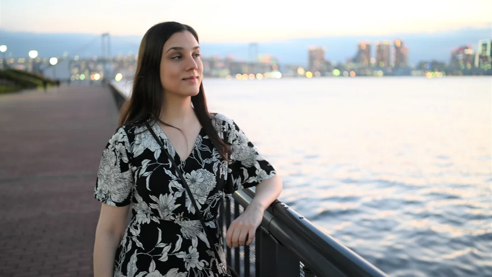 Elanor Sezer på promenad till Regnbågsbron vid Tokyobukten med utsikt över olympiska byn.