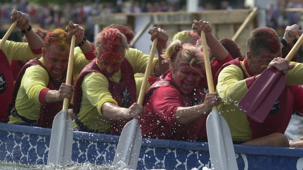 Bilden är från Drakbåtsfestivalen 2002 och motivet utgörs av Brandkårens IF. Arrangörerna bakom den återupplivade Drakbåtsfestivalen vill bjuda in Västerviksfolket till en "jättestor after-work att inleda semestern med".