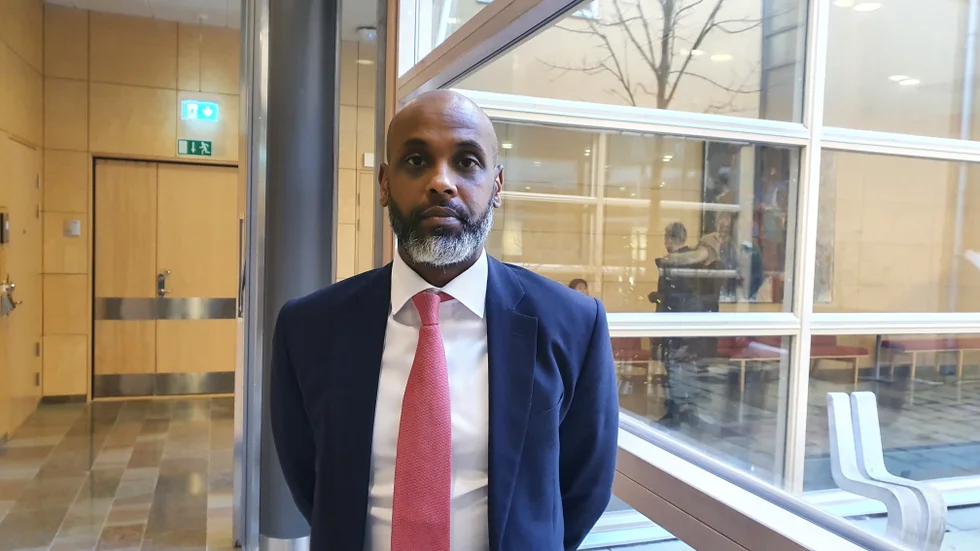 Advokat Anwar Osman företräder den skottskadade 20-åringen, och framhåller att hans klient måste få skydd efter vittnesmålet i Linköpings tingsrätt.