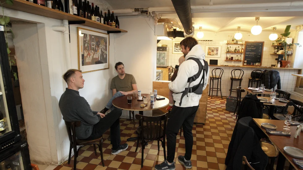 På restuarang Främmat i Vasastan i Stockholm diskuterar Jonas Helgesson, Jacob Davidsson och Kalle Nilsson det faktum att fem kockar på som tillhör Sveriges matlagningselit i dag kommer från Motala.