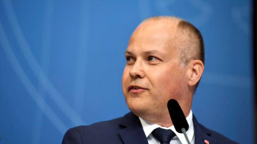 Kulisserna. Inrikes-och justitieminister Morgan Johansson bör försöka desarmera den hotande politiska bomben som växer till sig på Medborgarplatsen.