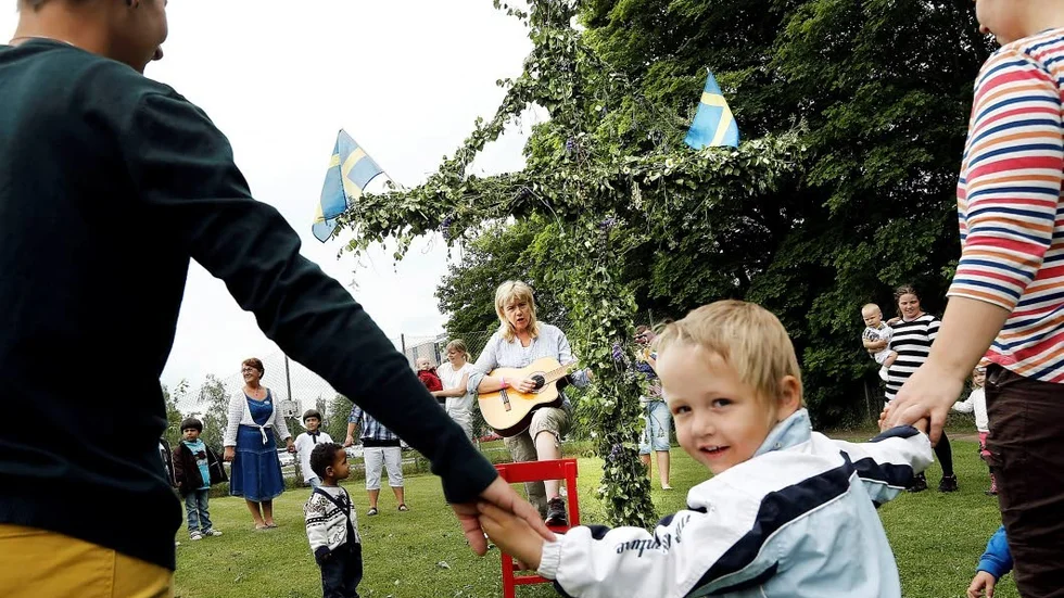 Midsommar. Firas med fördel lokalt i Sverige. I Mexico firas det andra dagar och på andra sätt. Att söka lyckan där man är; det är bäst i längden.