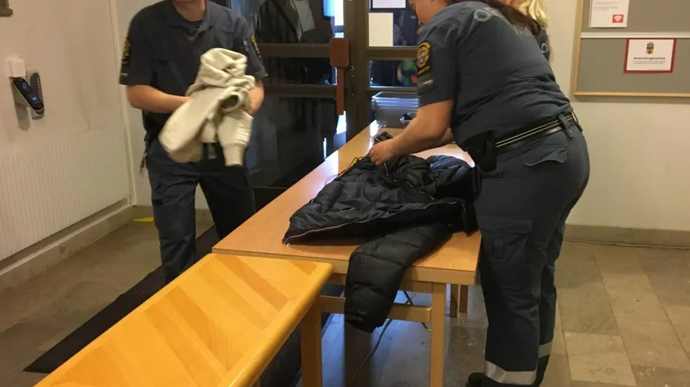 Säkerhetskontroll. På åhörarplats fannns en handfull personer,men alla höll sig lugna både i och utanför salen.