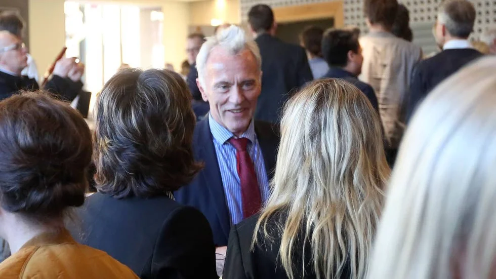 Tondövt kommunalråd? Här syns Reidar Svedahl i vimlet när flyglinjen Norrköping-München presenterades förra året.