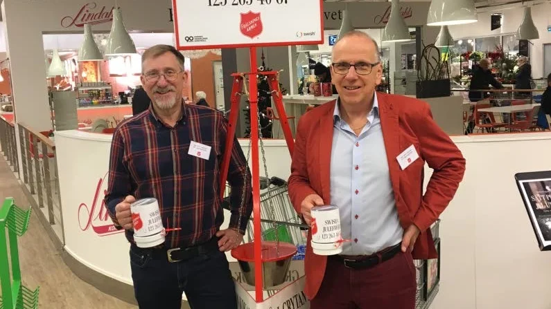 Insamlare. Företagaren och Finspångsprofilen Per-Erik Störe tillsammans med Folkbladets Widar Andersson på Viberga Stormarknad i Finspång.