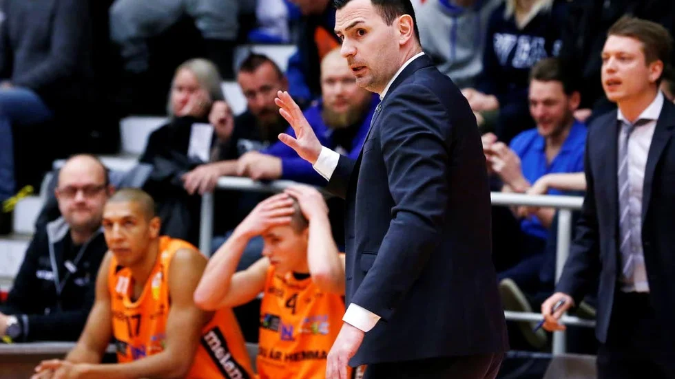 Drar till Polen. Adnan Chuk och Dolphins deltar i Kasztelan Basketball Cup den här helgen.