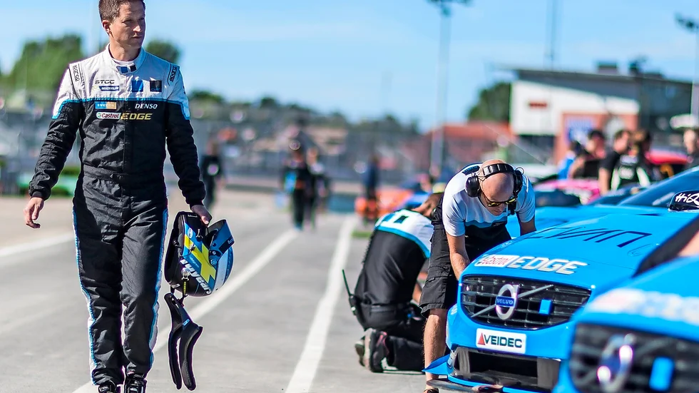 Depp. Robert Dahlgrens bil startade inte i andra kvalet. Därmed kom han inte ut och har riktigt svaga förutsättningar inför lördagens två finalrace. Foto: Daniel Ahlgren.