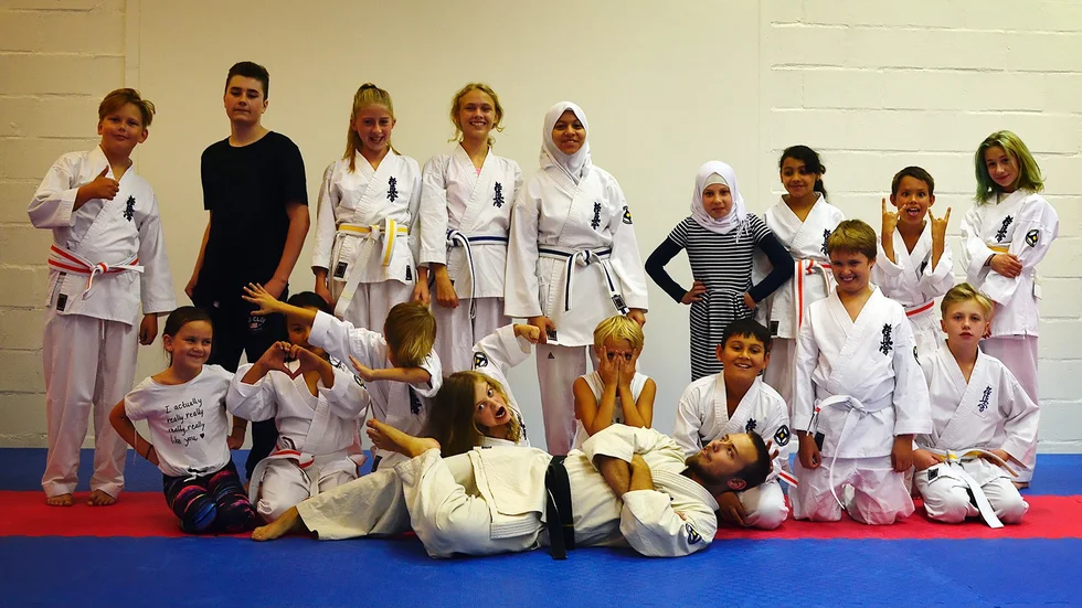 När Skellefteå Kyokushin Karate har juniorträning är det mycket skratt och gemenskap. 